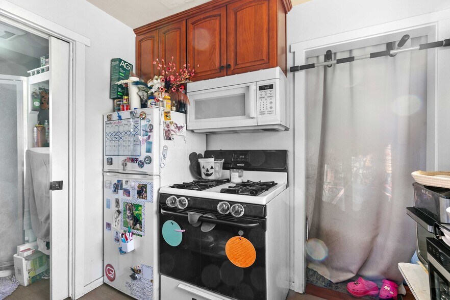 More Photos Of 2114 W Magnolia Blvd, Burbank Storefront For Sale