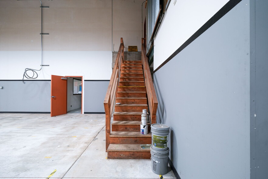 More Photos Of 1555-1557 SE Crystal Lake Dr, Corvallis Warehouse For Lease