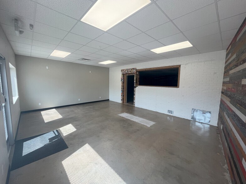 More Photos Of 7926 N May Ave, Oklahoma City Storefront Retail Office For Lease