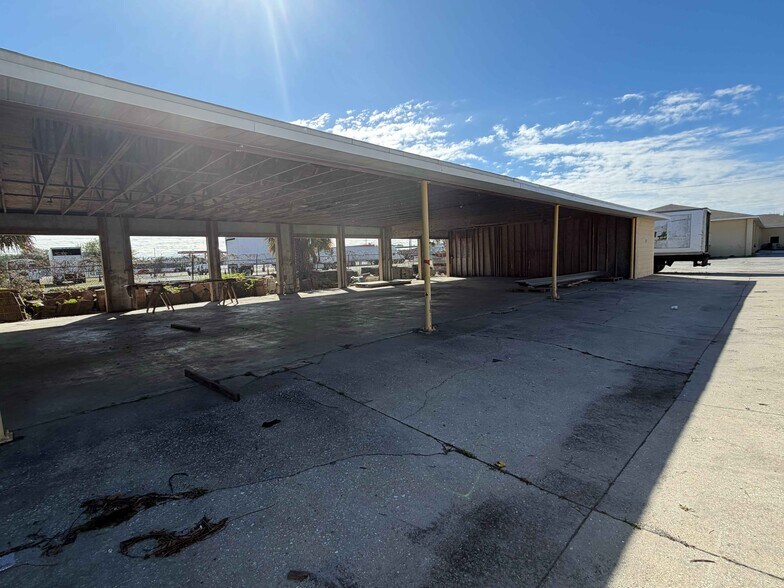 More Photos Of 2323 W Memorial Blvd, Lakeland Light Manufacturing For Lease