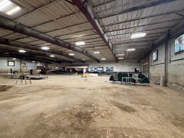 More Photos Of 2020 Saturn Rd, Garland Freestanding For Sale