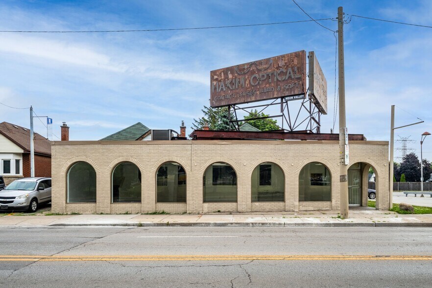 More Photos Of 1579-1583 Main St E, Hamilton Storefront For Lease