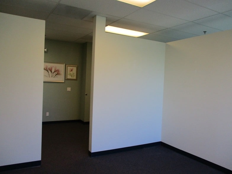 More Photos Of 4517 Market St, Ventura Light Distribution For Lease