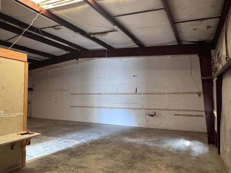 More Photos Of 1961 Highway 87, Navarre Showroom For Lease