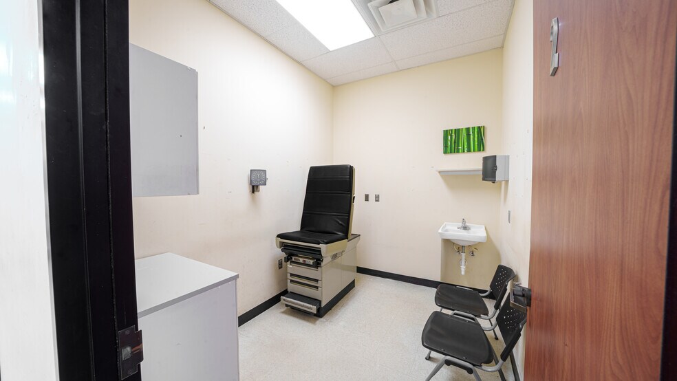 More Photos Of 2615 Strawberry Rd, Pasadena Drugstore For Sale