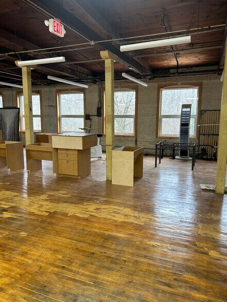 More Photos Of 105 Chapman St, Canton Warehouse For Lease