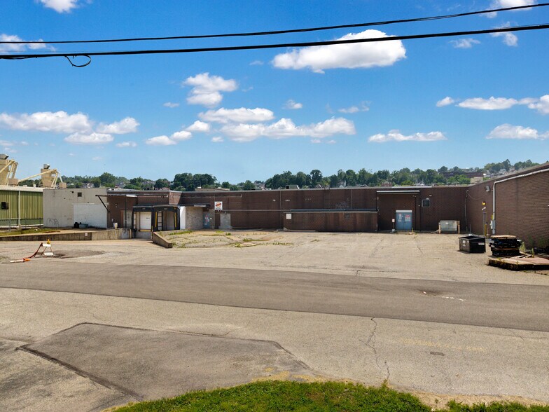 More Photos Of 100 Chamber Plz, Charleroi Supermarket For Lease