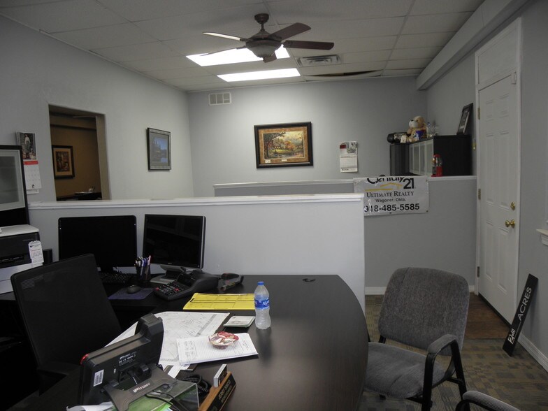 More Photos Of 1209 W Cherokee St, Wagoner Medical For Sale