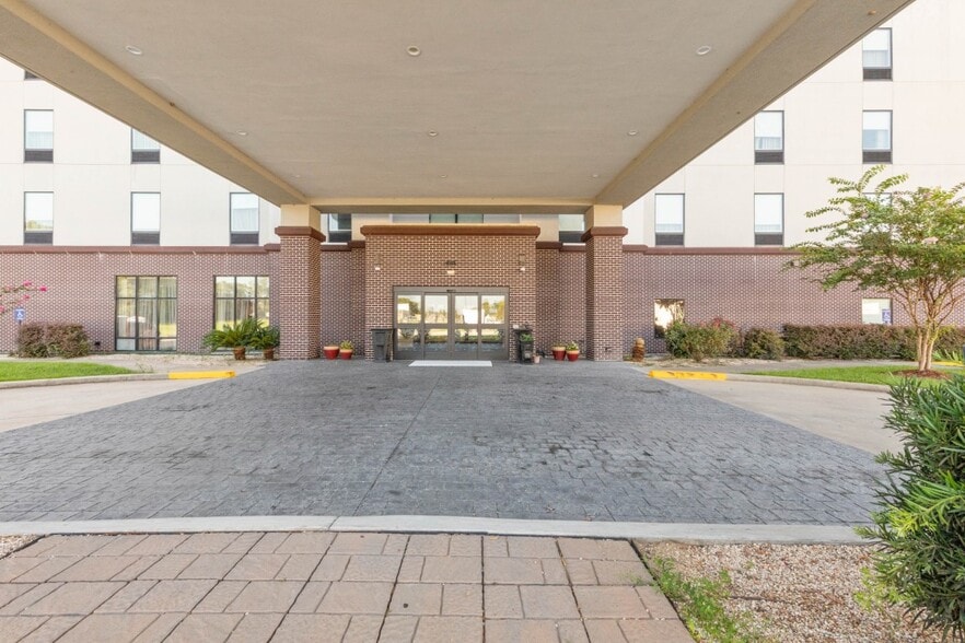 More Photos Of 1700 Commerce Blvd, Opelousas Hotel For Sale
