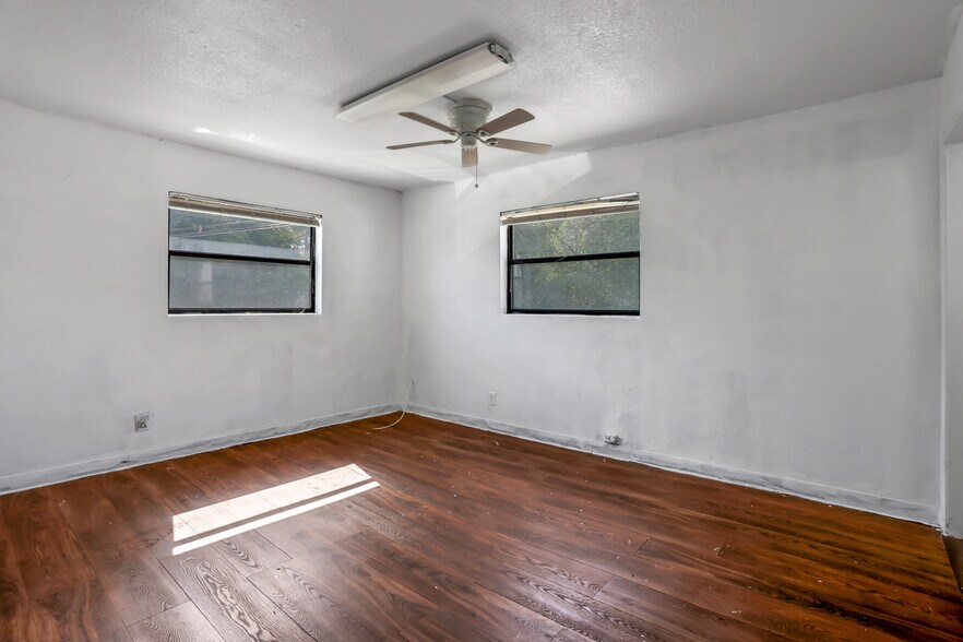 More Photos Of 6406 Merrill Rd, Jacksonville Office For Sale