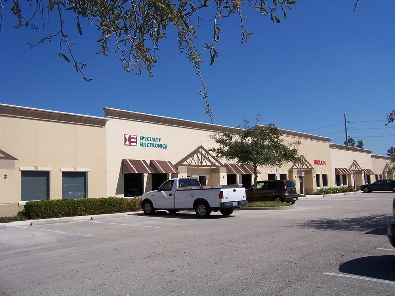 More Photos Of 1045 Collier Center Way, Naples Flex For Lease