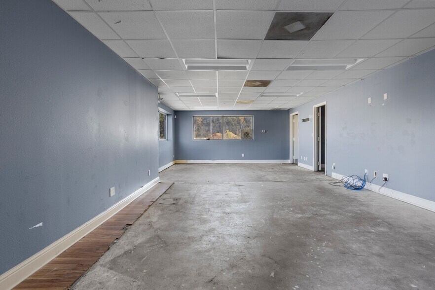 More Photos Of 15237 Russell Blvd, Gulfport Auto Salvage Facility For Sale