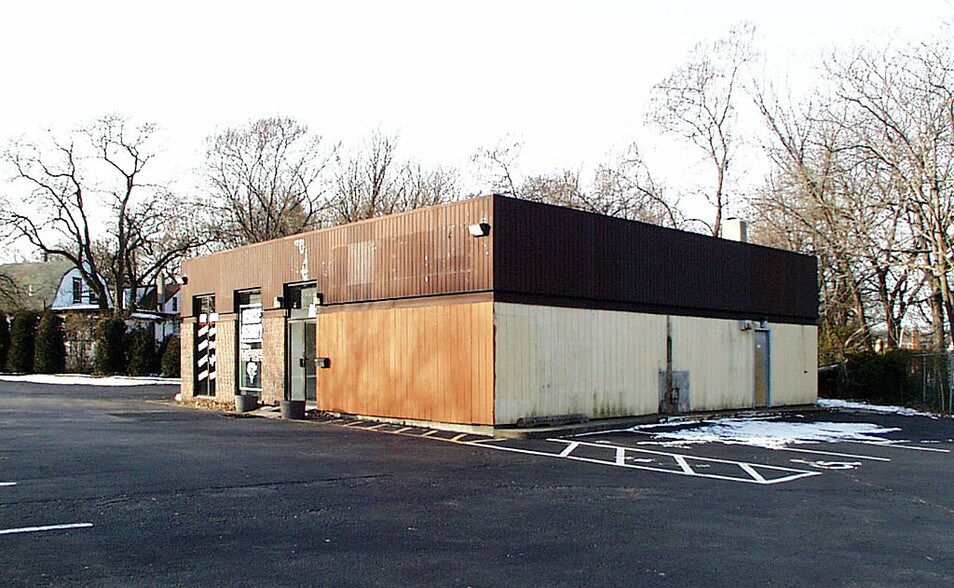 Primary Photo Of 635 Arena Dr, Hamilton Freestanding For Lease