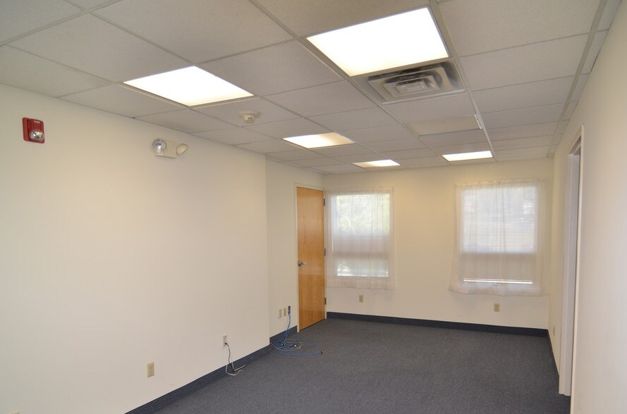 More Photos Of 107 W Main St, Clinton Office For Lease
