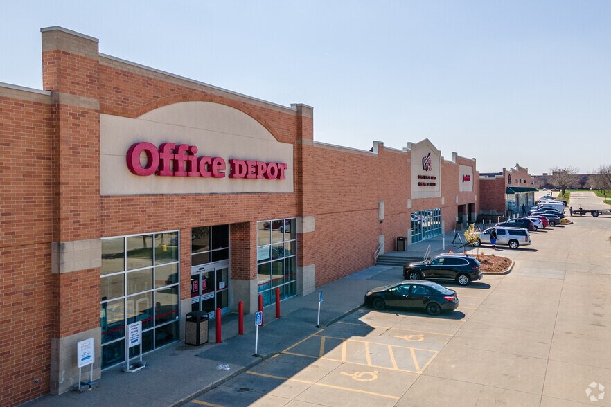 More Photos Of 3700-4120 University Ave, West Des Moines Unknown For Lease