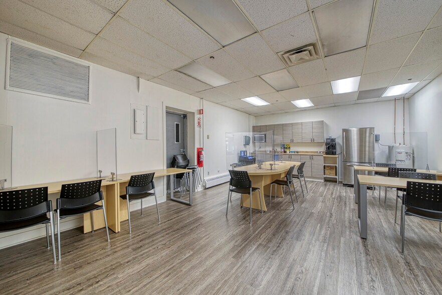 More Photos Of 1265-1325 Rue Industrielle, La Prairie Warehouse For Lease