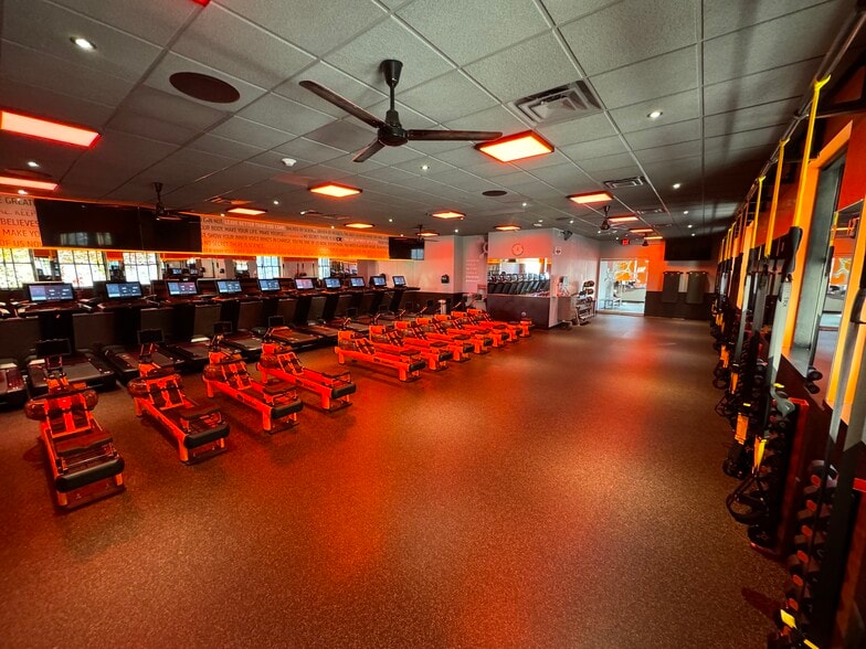 More Photos Of 1040-1044 Lake St, Oak Park Storefront Retail Office For Lease