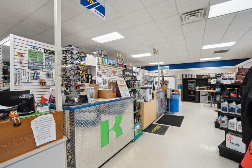 More Photos Of 1001 Short St, Decorah Auto Dealership For Sale