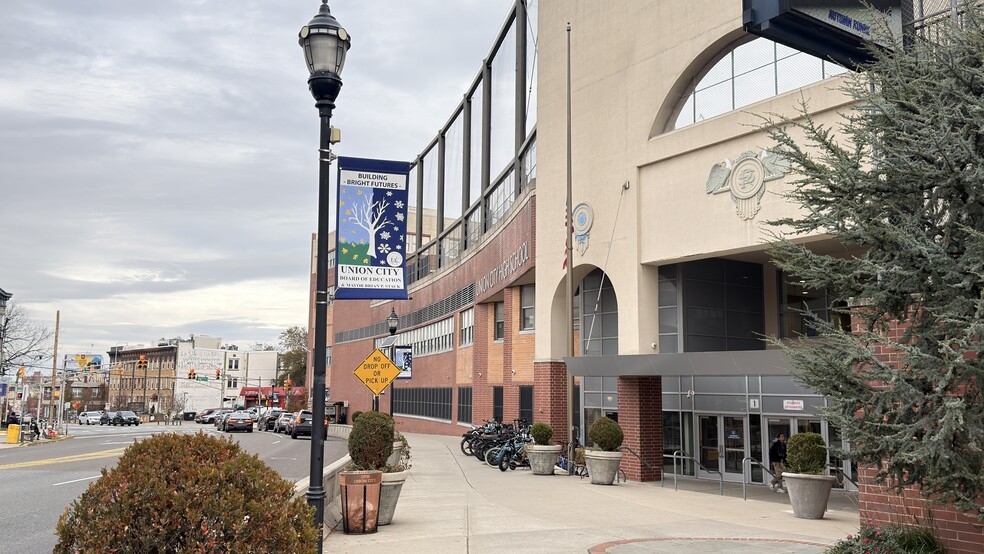 More Photos Of 208 38th St, Union City Apartments For Sale