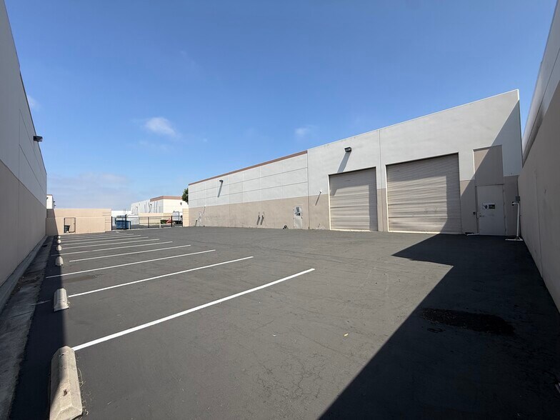 More Photos Of 1562 N Gemini Pl, Anaheim Warehouse For Lease