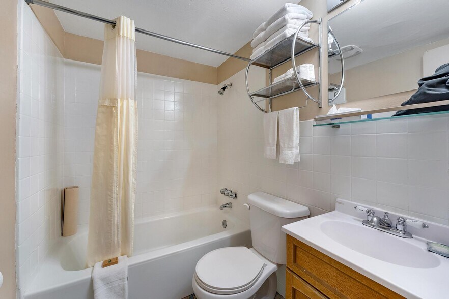 More Photos Of 150 N Lake Powell Blvd, Page Hotel For Sale