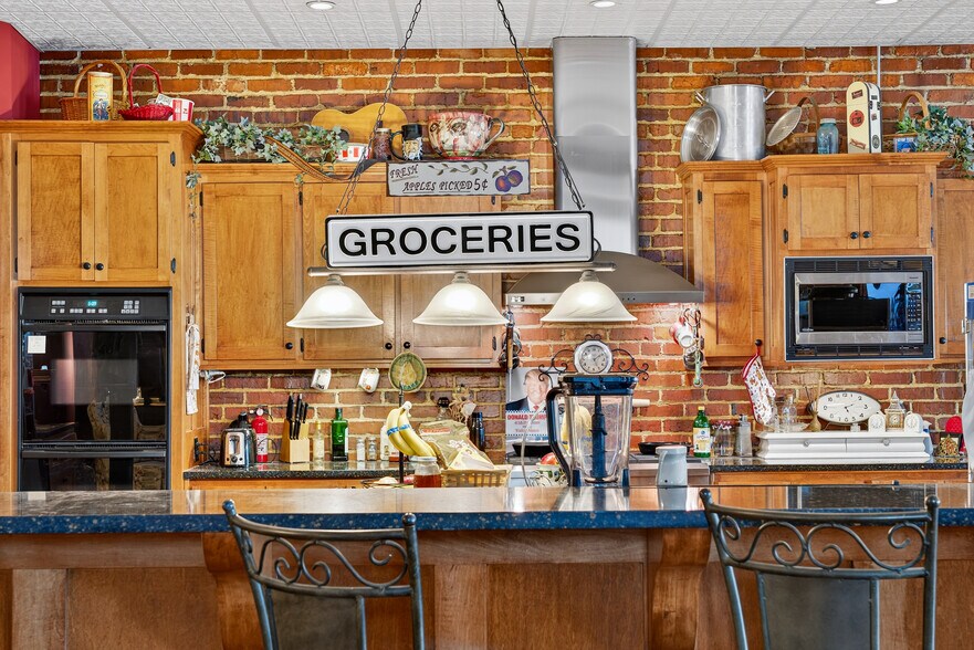 More Photos Of 109 7th Ave E, Springfield Flex For Sale