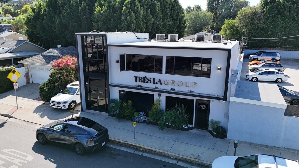 More Photos Of 21926 Costanso St, Woodland Hills Freestanding For Lease