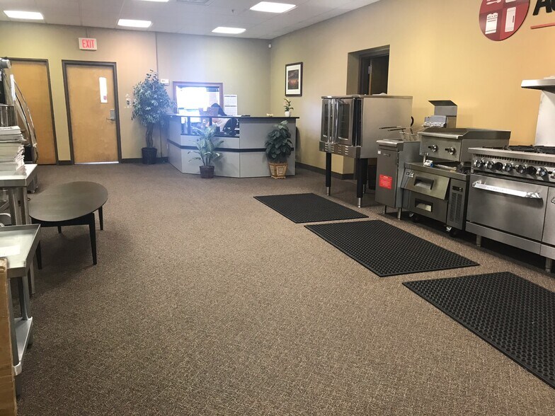 More Photos Of 800-820 Shames Dr, Westbury Warehouse For Lease