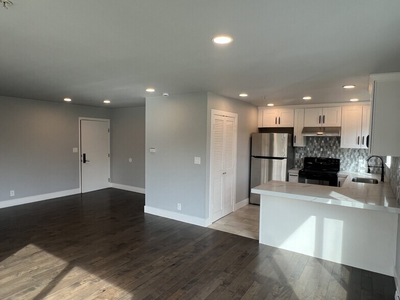 More Photos Of 211-311 Semicircular Road, Menlo Park, Menlo Park Apartments For Sale