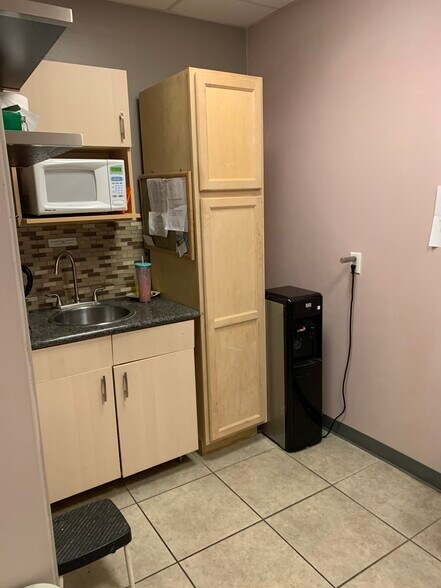 More Photos Of 5797 Washington Blvd, Culver City Showroom For Lease