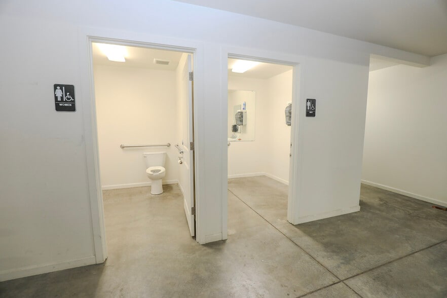More Photos Of 428 NE Newton Creek Dr, Roseburg Warehouse For Sale