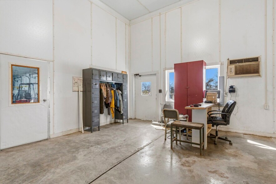 More Photos Of 306 SE Highway AA, Clinton Industrial For Sale