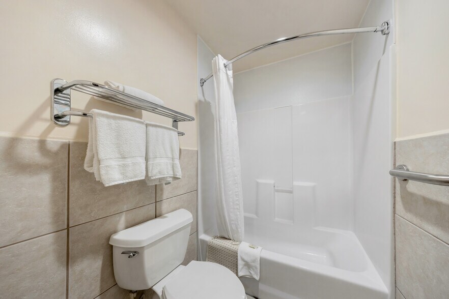 More Photos Of 333 SE 1st Ave, Florida City Hotel For Sale