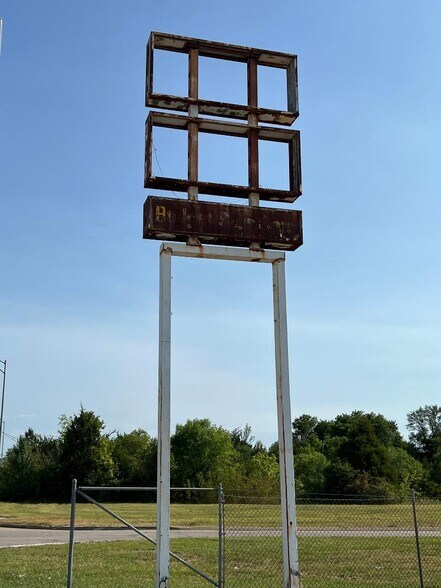 More Photos Of 2500 N Sheridan Rd, Tulsa Warehouse For Lease