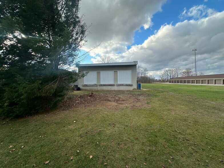 More Photos Of 57582 N Main St, Three Rivers Flex For Lease