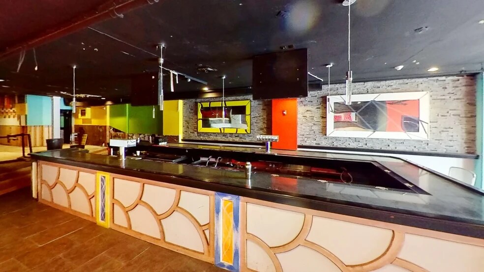 More Photos Of 43 E Main St, Smithtown Bar For Lease