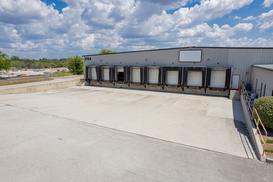 More Photos Of 3194 N Interstate 35, New Braunfels Warehouse For Lease