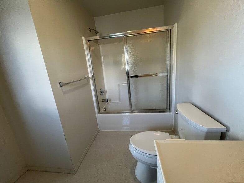 More Photos Of 1004 S Nordic Dr, Petersburg Hotel For Sale