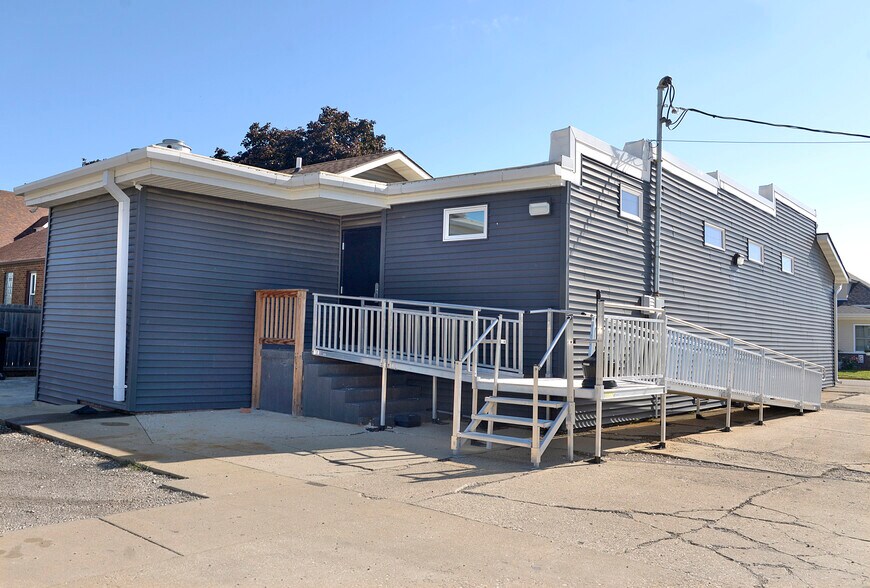 More Photos Of 221 20th Ave, Ottawa Bar For Sale