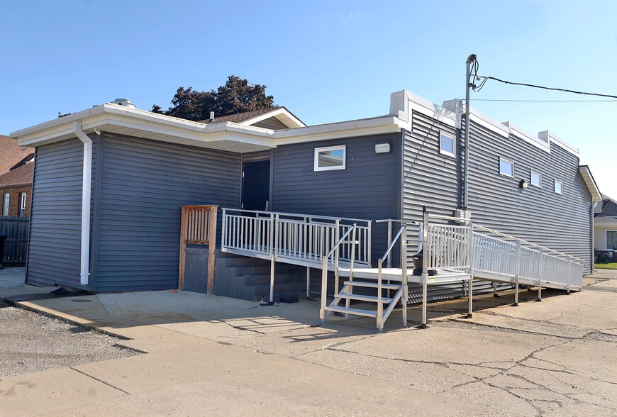 More Photos Of 221 20th Ave, Ottawa Bar For Sale