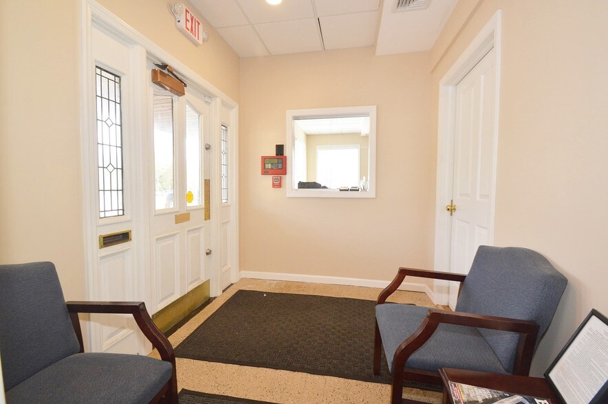 More Photos Of 590 Sunrise Hwy, Baldwin Freestanding For Lease
