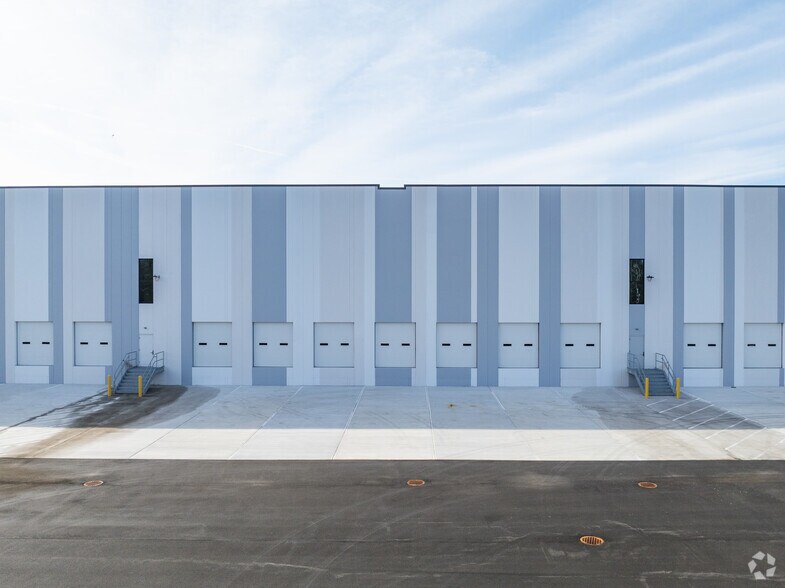 More Photos Of Old Nichols Commerce Ctr, Islandia Distribution For Lease