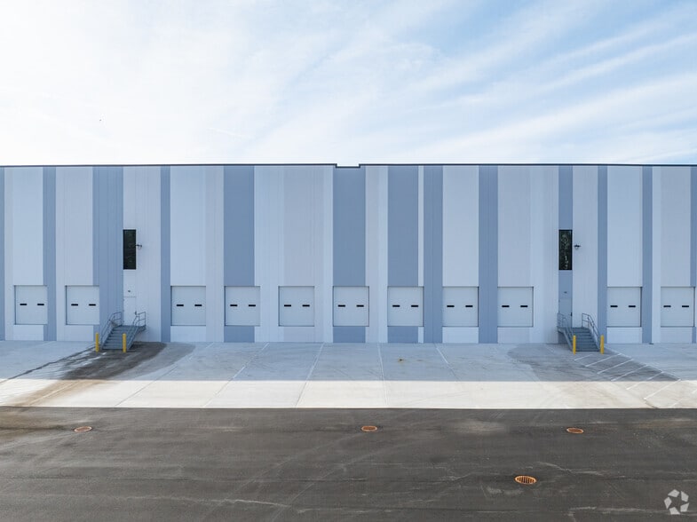 More Photos Of Old Nichols Commerce Ctr, Islandia Distribution For Lease