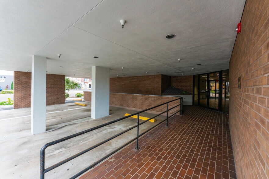 More Photos Of 420 Tamiami Trl S, Venice Medical For Sale