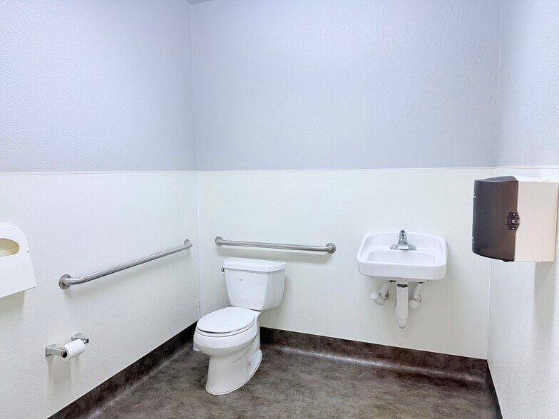 More Photos Of 1820 Oro Dam Blvd E, Oroville Bank For Lease