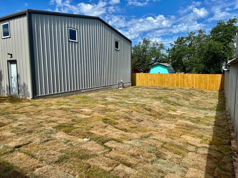 More Photos Of 25102 Whitney Dr, Spicewood Warehouse For Sale