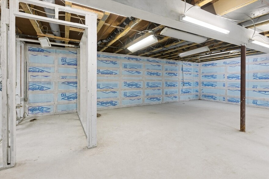 More Photos Of 1003 Mulholland St, Bay City Office For Sale