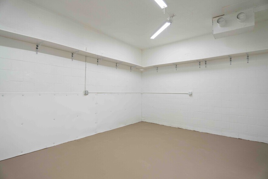 More Photos Of 410 Vista Village Dr, Vista Freestanding For Sale