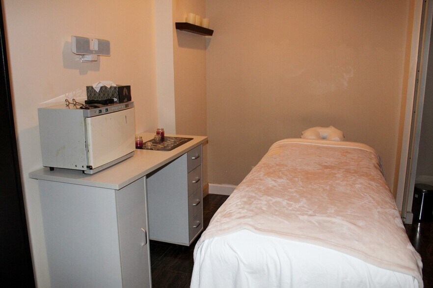 More Photos Of 1915-1917 N Damen Ave, Chicago Storefront For Sale