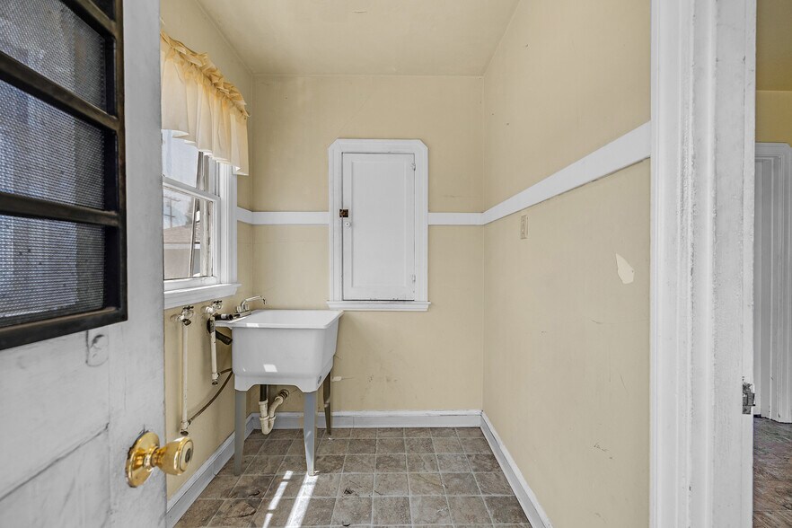 More Photos Of 1755 Washington Ave, San Leandro Bar For Sale